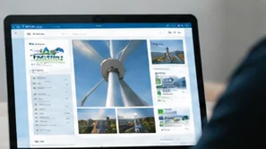 Informe de inspección con fotos de un aerogenerador en un portátil